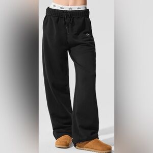 ALO Yoga Black Accolade Straight Leg Sweatpant